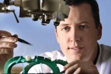 心脏病专家詹姆斯·布莱克使用显微镜和其他设备